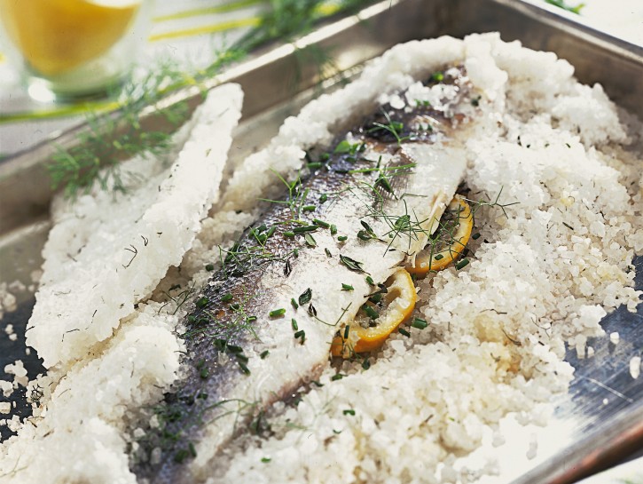 Spigola al Sale con patate al forno