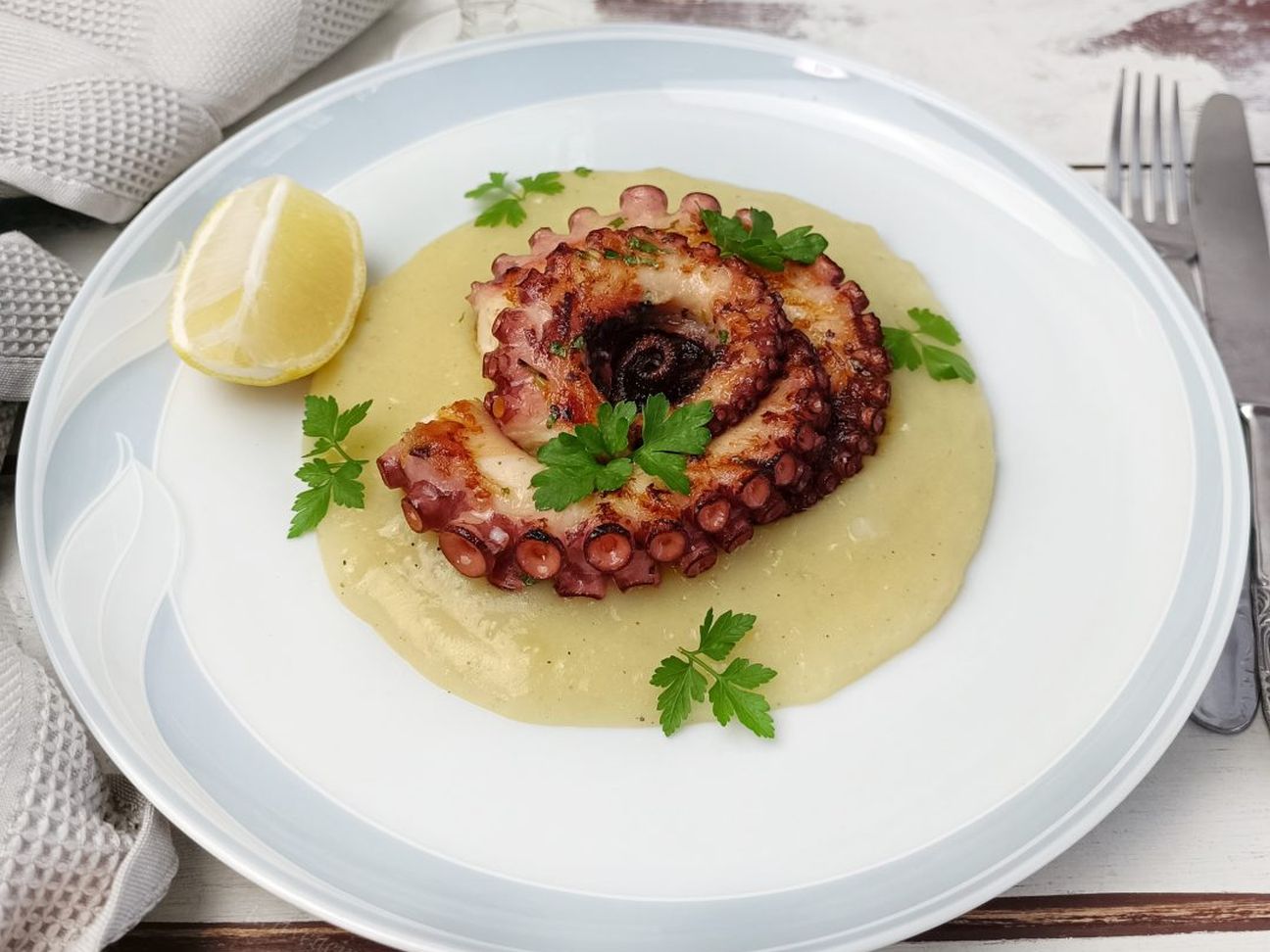 Polpo grigliato e olive taggiasche con schiacciatina di patate